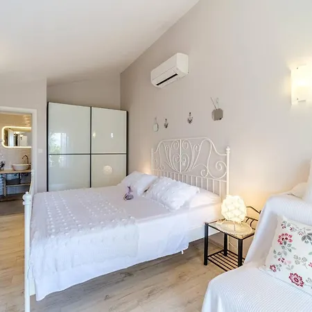 Beachfront House Mir: Private Pool & Jacuzzi On Mirca Bay Villa