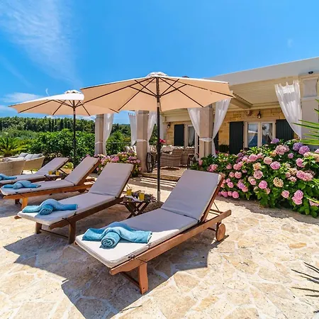 Beachfront House Mir: Private Pool & Jacuzzi On Mirca Bay *