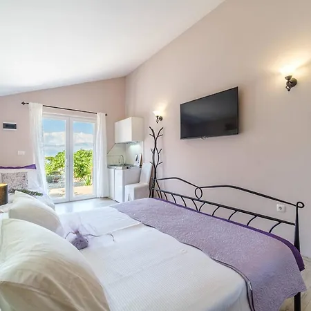 Beachfront House Mir: Private Pool & Jacuzzi On Mirca Bay Mirca (Brac)