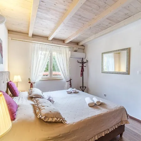 Beachfront House Mir: Private Pool & Jacuzzi On Mirca Bay Villa