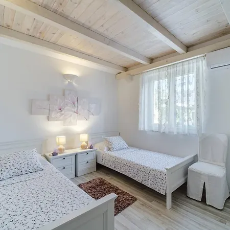Villa Beachfront House Mir: Private Pool & Jacuzzi On Mirca Bay