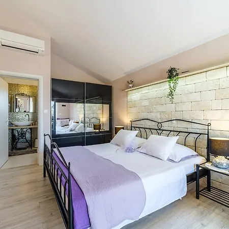 Villa Beachfront House Mir: Private Pool & Jacuzzi On Mirca Bay *