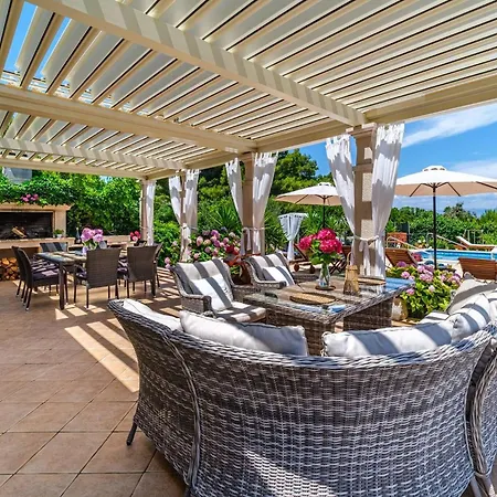 Beachfront House Mir: Private Pool & Jacuzzi On Mirca Bay *