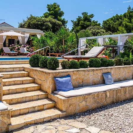 Beachfront House Mir: Private Pool & Jacuzzi On Mirca Bay * Mirca (Brac)