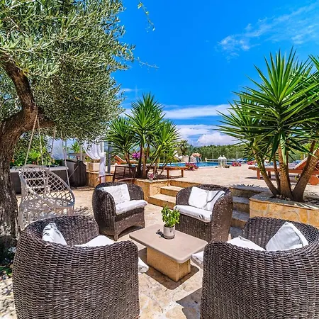 Beachfront House Mir: Private Pool & Jacuzzi On Mirca Bay *