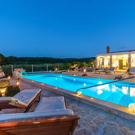 Beachfront House Mir: Private Pool & Jacuzzi On Mirca Bay *