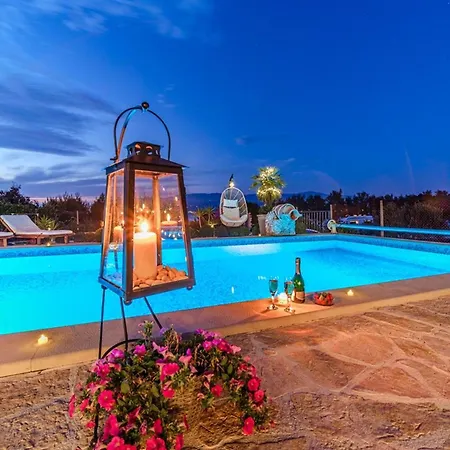 Beachfront House Mir: Private Pool & Jacuzzi On Mirca Bay Villa *