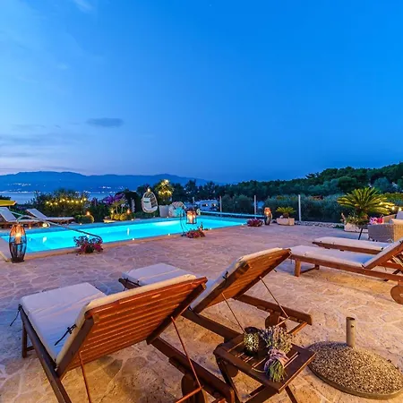 Beachfront House Mir: Private Pool & Jacuzzi On Mirca Bay Villa