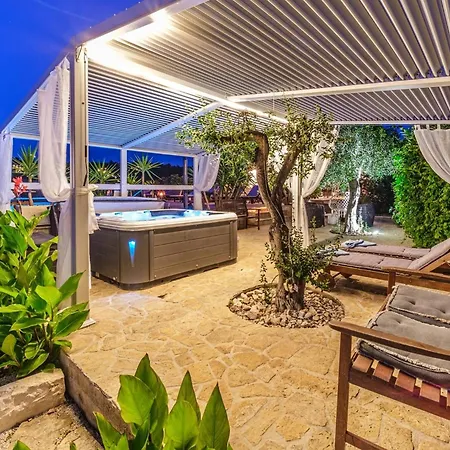 Villa Beachfront House Mir: Private Pool & Jacuzzi On Mirca Bay