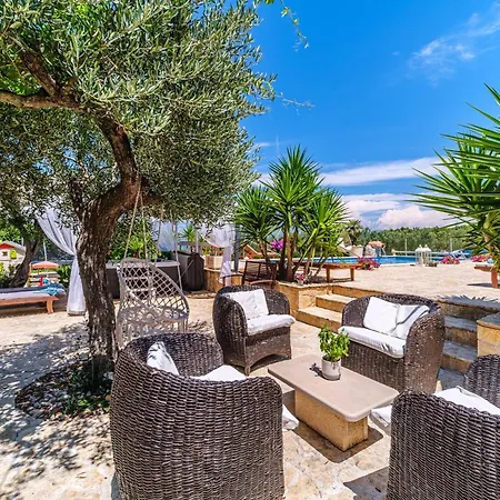 Beachfront House Mir: Private Pool & Jacuzzi On Mirca Bay * Mirca (Brac)