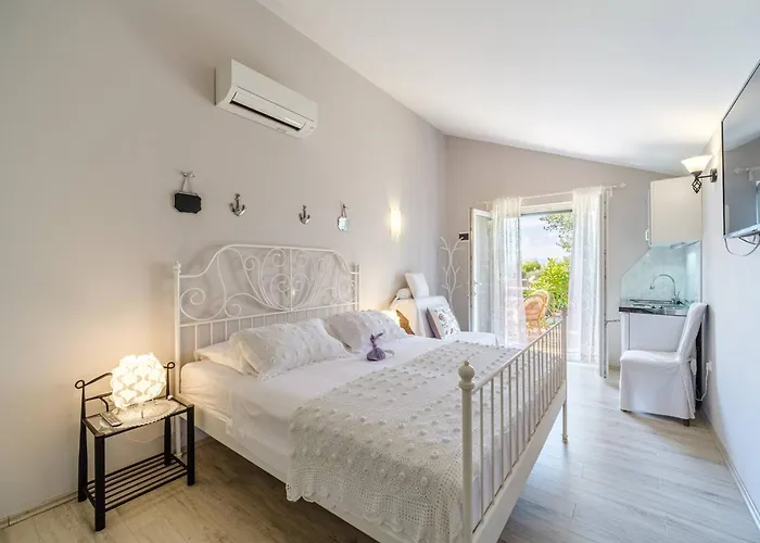 فيلة Beachfront House Mir With Private Pool And Jacuzzi Right At The In Beautiful Bay In Mirca - Brac