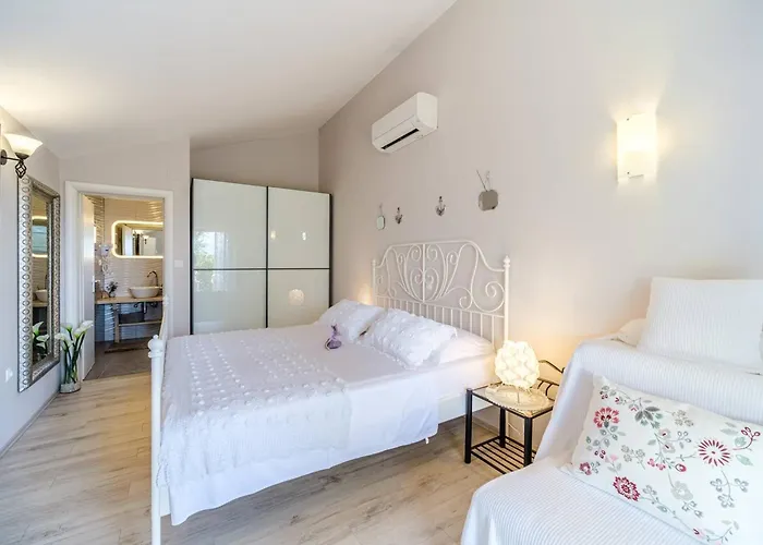 Beachfront House Mir With Private Pool And Jacuzzi Right At The In Beautiful Bay In Mirca - Brac فيلة