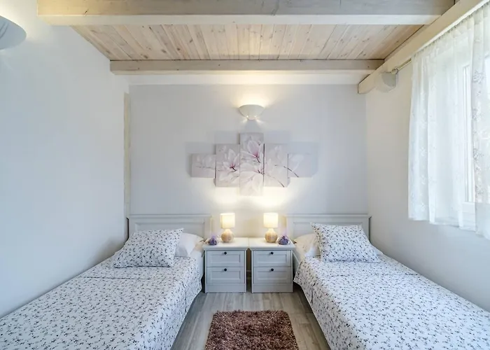 فيلة Beachfront House Mir With Private Pool And Jacuzzi Right At The In Beautiful Bay In Mirca - Brac Mirce