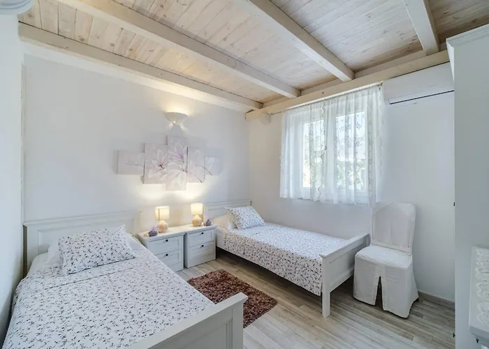 فيلة Beachfront House Mir With Private Pool And Jacuzzi Right At The In Beautiful Bay In Mirca - Brac