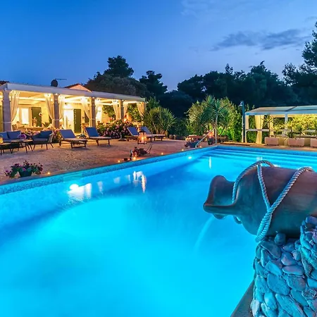 Beachfront House Mir Brac Near Supetar With Pool And Jacuzzi Willa Mirce