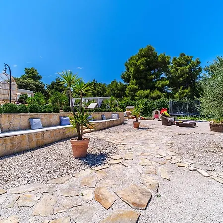 Beachfront House Mir Brac Near Supetar With Pool And Jacuzzi Willa
