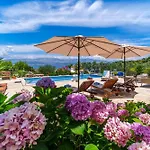 Beachfront House Mir Brac Near Supetar With Pool And Jacuzzi * Mirce