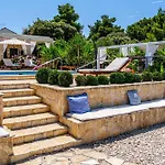Beachfront House Mir Brac Near Supetar With Pool And Jacuzzi * Mirce