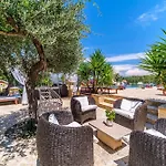 Beachfront House Mir Brac Near Supetar With Pool And Jacuzzi * Mirce