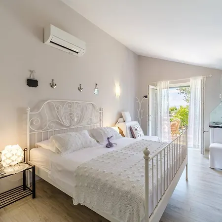 Villa Beachfront House Mir Brac Near Supetar With Pool And Jacuzzi